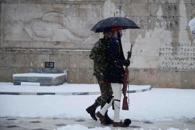 Κακοκαιρία Μήδεια: Η αλλαγή φρουράς στο χιονισμένο Σύνταγμα