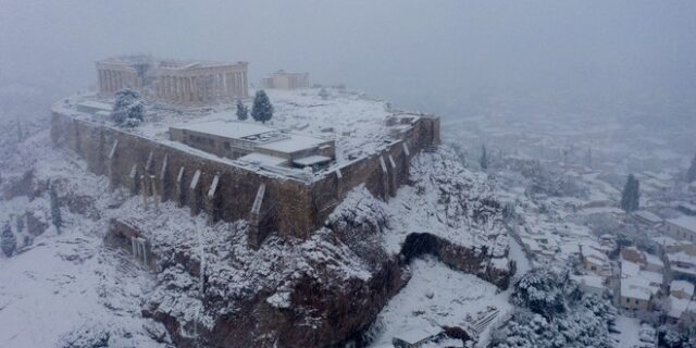 Ακρόπολη: Η “Μήδεια” έντυσε το ομορφότερο μνημείο του κόσμου στα λευκά