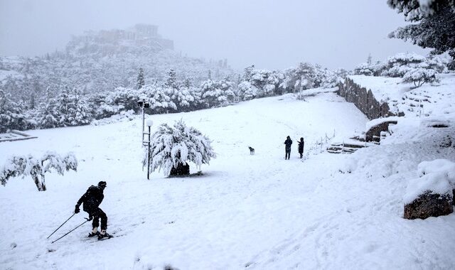Κακοκαιρία Μήδεια: Σκι στον λόφο της Πνύκας με θέα τη χιονισμένη Ακρόπολη