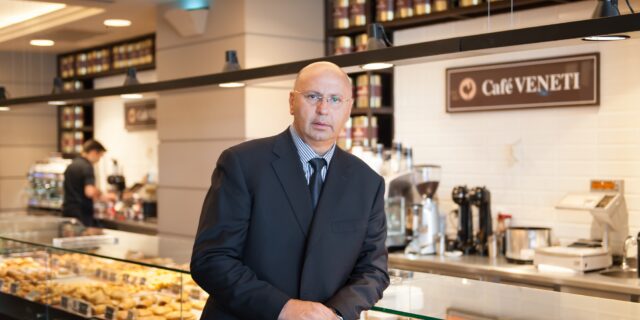 Μονεμβασιώτης (Βενέτης): Μου είπαν “δεν ξέρω τι θα κάνεις με το ενοίκιο, εγώ έχω μάθει να ζω με 5.000 ευρώ το μήνα”