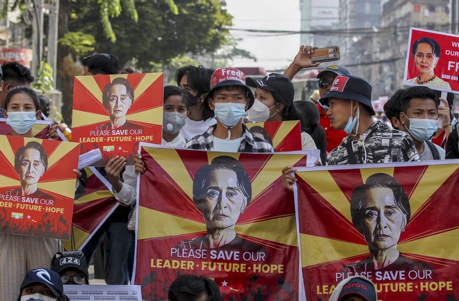 Πραξικόπημα στη Μιανμάρ: Χιλιάδες άνθρωποι βγαίνουν ξανά στους δρόμους