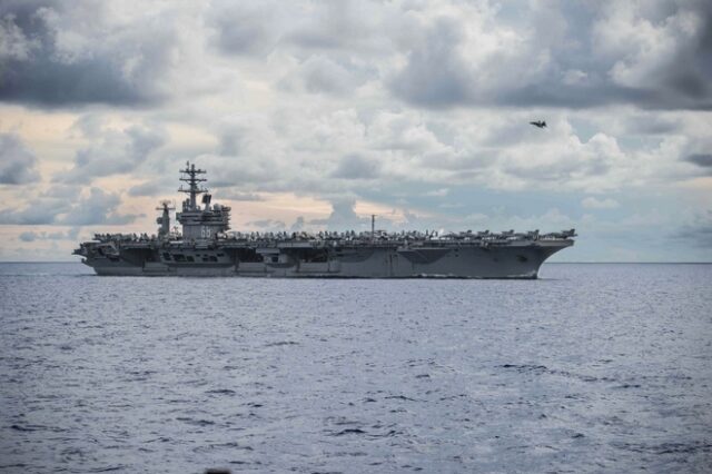 Το αεροπλανοφόρο USS Nimitz αποχωρεί από τον Κόλπο