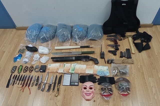 Συνελήφθησαν διακινητές ναρκωτικών στον Πειραιά με μίνι οπλοστάσιο