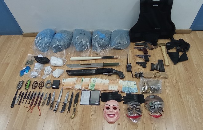 Συνελήφθησαν διακινητές ναρκωτικών στον Πειραιά με μίνι οπλοστάσιο