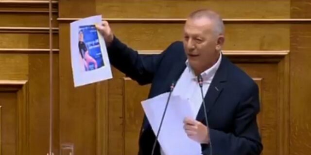 Παφίλης: Έβγαλε στη Βουλή σεξιστικές αφίσες της ΔΑΠ