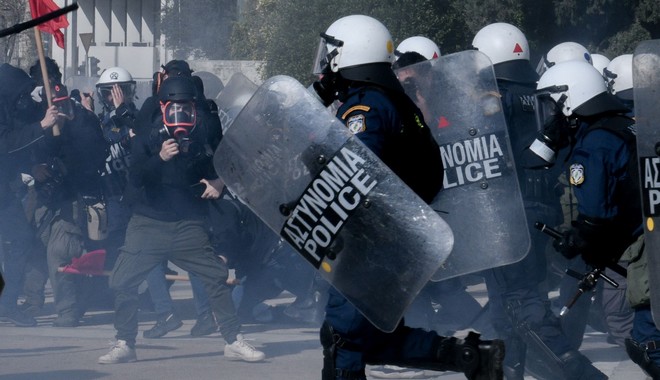 Επεισόδια και προσαγωγές στο πανεκπαιδευτικό συλλαλητήριο στο κέντρο της Αθήνας