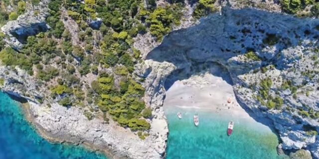 X-Beach: Η μαγευτική παραλία κοντά στην Αθήνα με το μυστηριώδες όνομα