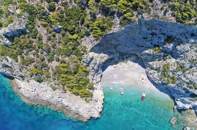 X-Beach: Η μαγευτική παραλία κοντά στην Αθήνα με το μυστηριώδες όνομα