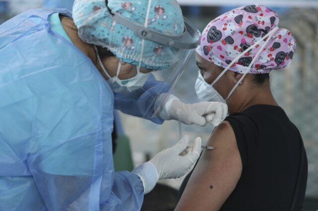 Περού: Σκάνδαλο με την υπουργό Εξωτερικών – Εμβολιάστηκε χωρίς να έχει προτεραιότητα