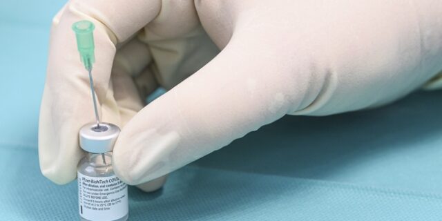 Pfizer/Biontech: Το εμβόλιό τους μπορεί να αποθηκευτεί σε υψηλότερες θερμοκρασίες 