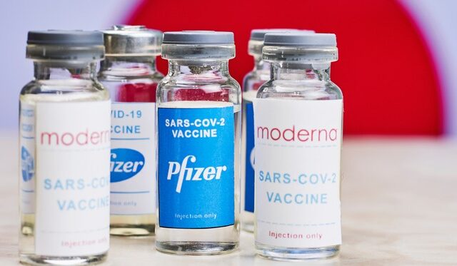 Μόσιαλος: Ελάχιστη η πιθανότητα αναφυλαξίας από τα εμβόλια PfiZer και Moderna
