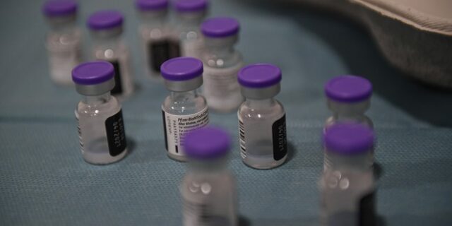 Θεσσαλονίκη: Hλικιωμένη πήρε ως ενθύμιο ένα φιαλίδιο εμβολίου