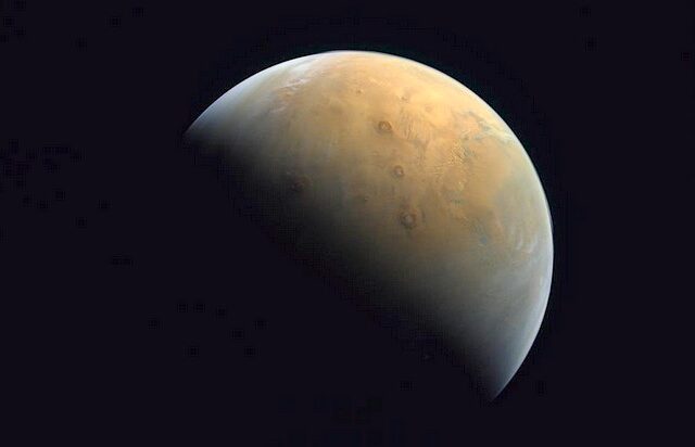 Το διαστημικό σκάφος Hope έστειλε την πρώτη του φωτογραφία από τον Άρη