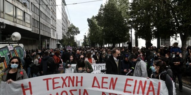 Στα Προπύλαια οι καλλιτέχνες για μόνιμα μέτρα στήριξης