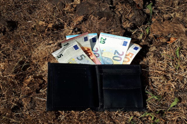 Χανιά: Οδηγός απορριμματοφόρου βρήκε γεμάτο πορτοφόλι και το παρέδωσε στις Αρχές