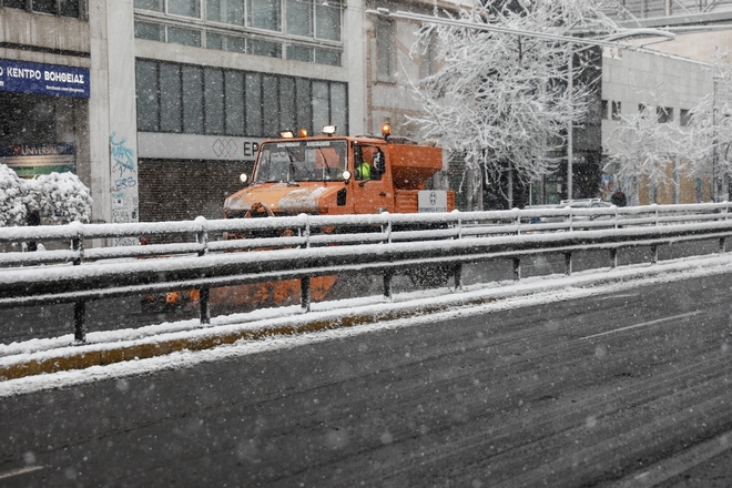 Κακοκαιρία Μήδεια: Δεκάδες οδηγοί ακινητοποιημένοι στο χιόνι – Διακοπές στην κυκλοφορία