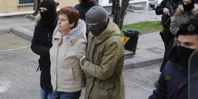 Καραμπόλα στον Κηφισό: Η Πόλα Ρούπα στην κλούβα της Αστυνομίας