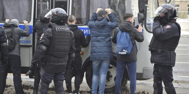 Διαδηλώσεις για Ναβάλνι: Το Κρεμλίνο παραδέχεται ότι οι συλληφθέντες δεν χωρούν στα κρατητήρια