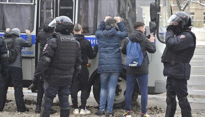 Διαδηλώσεις για Ναβάλνι: Το Κρεμλίνο παραδέχεται ότι οι συλληφθέντες δεν χωρούν στα κρατητήρια