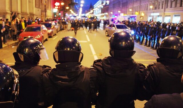 Ρωσία: Η αστυνομία συλλαμβάνει “πιθανούς” διαδηλωτές με ψηφιακό face control