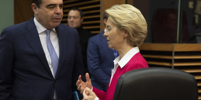 Φον ντερ Λάιεν-Σχοινάς για τους εμβολιασμούς: Η Ευρώπη ενωμένη απέναντι στον ιό