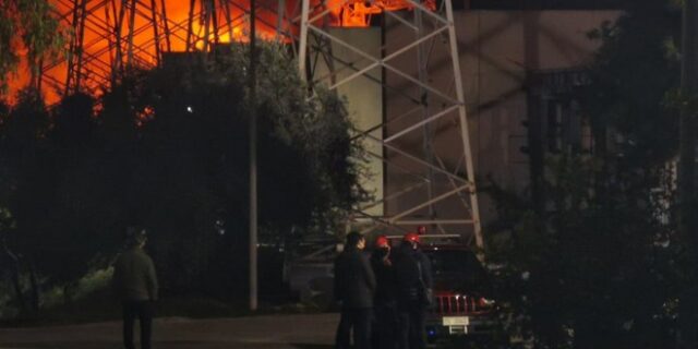 Black Out: Εικόνες από την μεγάλη φωτιά στον υποσταθμό της ΔΕΗ