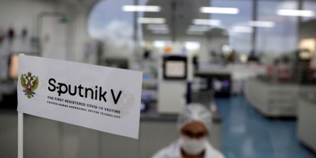 Στην ΕΕ παραπέμπει η κυβέρνηση για το Sputnik – “Ατομική ευθύνη” των γιατρών ο εμβολιασμός