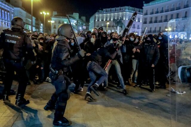 Ισπανία: Διαδηλώτρια έχασε το μάτι της από βλήμα των αστυνομικών δυνάμεων