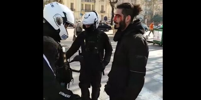Καταγγελία: Αστυνομικοί ξυλοκόπησαν και συνέλαβαν υποψήφιο διδάκτορα που πήγαινε στο ΑΠΘ