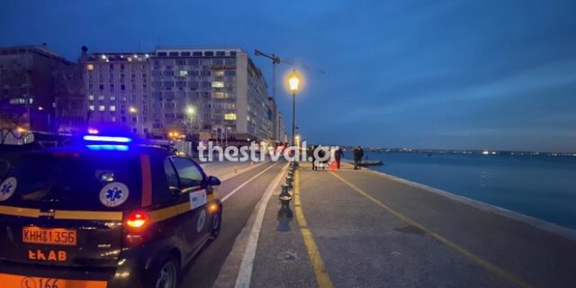 Θεσσαλονίκη: Ηλικιωμένος αγνόησε το ψύχος και βούτηξε στον Θερμαϊκό για να κολυμπήσει