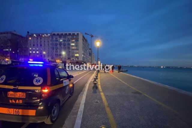 Θεσσαλονίκη: Ηλικιωμένος αγνόησε το ψύχος και βούτηξε στον Θερμαϊκό για να κολυμπήσει