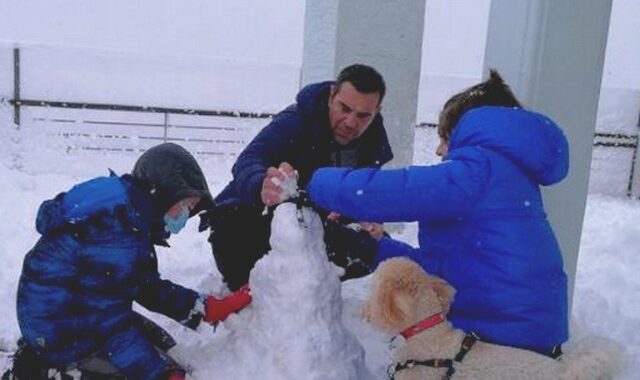 Το διαφορετικό πρωινό του Αλέξη Τσίπρα με τους γιους του στο χιόνι