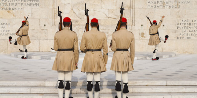 Ερωτήσεις για απόκτηση ιθαγένειας: Από πηλίκια του στρατού μέχρι τους Πυξ Λαξ