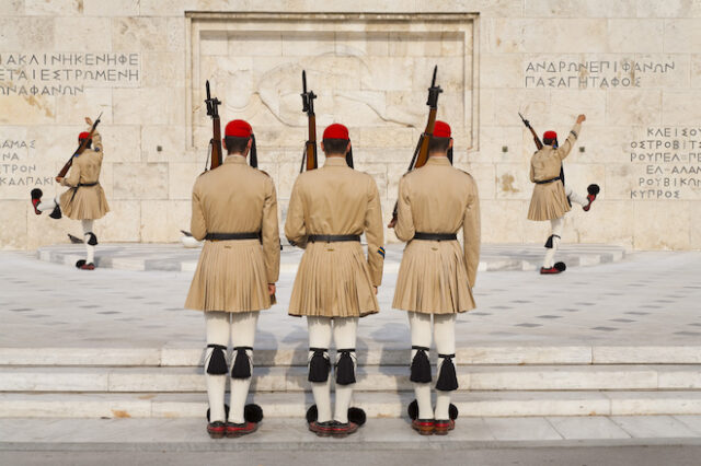 Ερωτήσεις για απόκτηση ιθαγένειας: Από πηλίκια του στρατού μέχρι τους Πυξ Λαξ