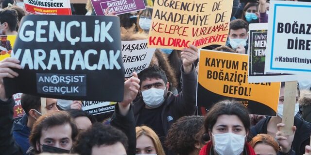 Τουρκία: Οι φοιτητές του Boğaziçi University βγάζουν γλώσσα στον Ερντογάν και θυμίζουν Γκεζί