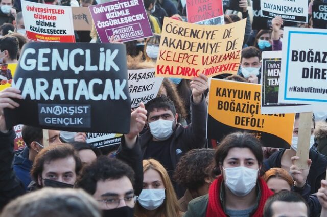 Τουρκία: Οι φοιτητές του Boğaziçi University βγάζουν γλώσσα στον Ερντογάν και θυμίζουν Γκεζί