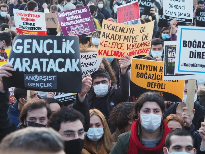 Τουρκία: Οι φοιτητές του Boğaziçi University βγάζουν γλώσσα στον Ερντογάν και θυμίζουν Γκεζί