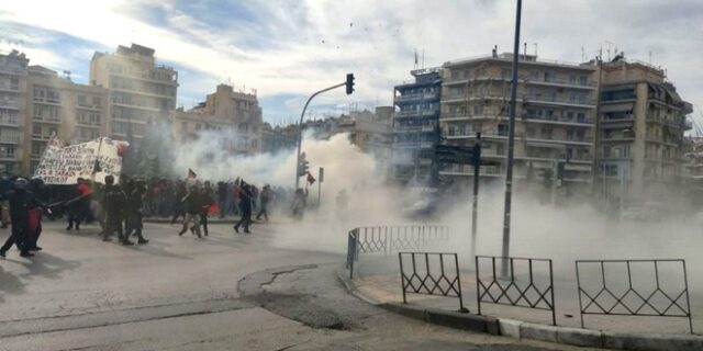 Θεσσαλονίκη: Επεισόδια με μολότοφ και δακρυγόνα στην πορεία των φοιτητών