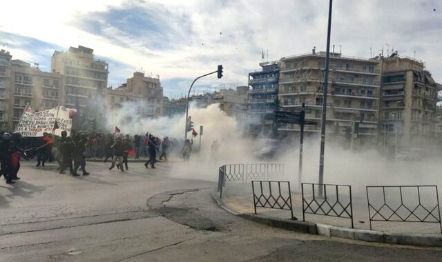 Θεσσαλονίκη: Επεισόδια με μολότοφ και δακρυγόνα στην πορεία των φοιτητών