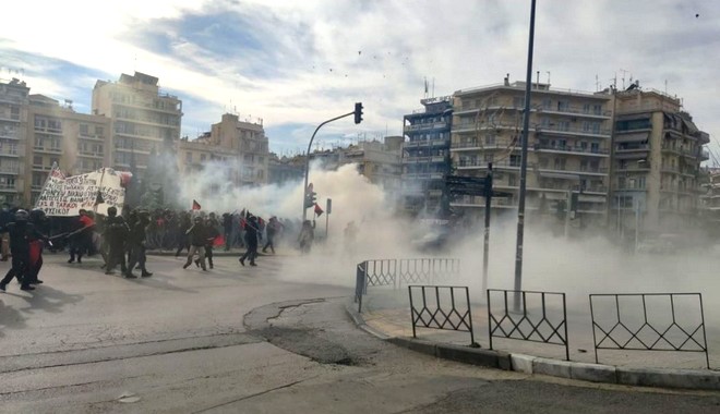 Θεσσαλονίκη: Επεισόδια με μολότοφ και δακρυγόνα στην πορεία των φοιτητών