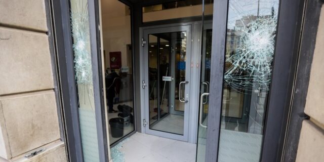 Νέο μπαράζ επιθέσεων με φθορές σε τράπεζες, στο Δημαρχείο Καισαριανής και σε σουπερμάρκετ