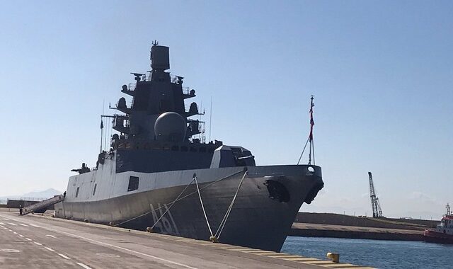 Στο λιμάνι του Πειραιά η υπερσύγχρονη φρεγάτα “Ναύαρχος Κασατόνοβ”