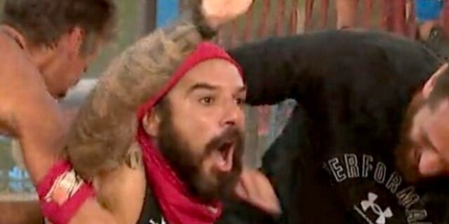 Survivor 4: Η άσεμνη χειρονομία του Τριαντάφυλλου για ένα δευτερόλεπτο