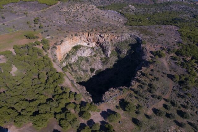 Χάος ανίκατε μάχαν: Ο γιγάντιος κρατήρας της Αττικής σε σχήμα καρδιάς