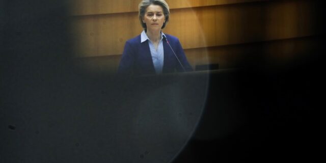 Φον ντερ Λάιεν: Αργήσαμε να εγκρίνουμε τα εμβόλια
