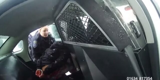 ΗΠΑ: Αστυνομικοί ψεκάζουν με σπρέι πιπεριού 9χρονο κορίτσι ενώ της έχουν φορέσει χειροπέδες