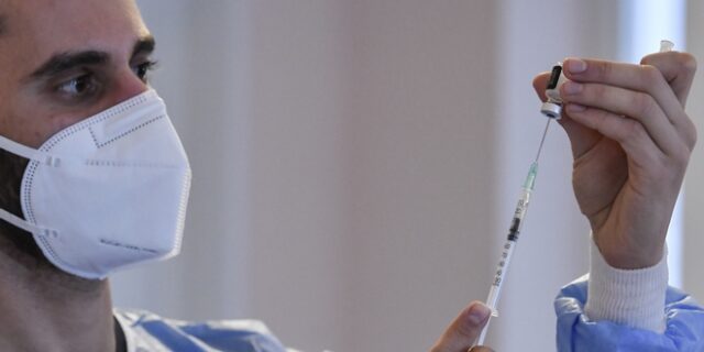 Ο σύζυγος της Γλυκερίας που “έφυγε” από θρόμβωση θα κάνει τη δεύτερη δόση του εμβολίου