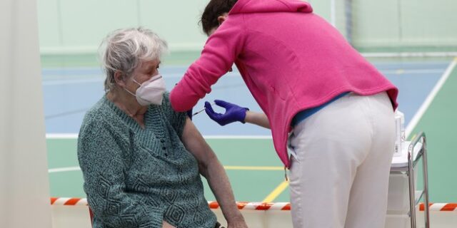 Εμβόλιο κορονοϊού: Νέο ρεκόρ εμβολιασμών με πάνω από 56.000