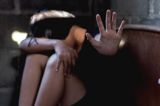 Έρευνα για κύκλωμα παιδεραστίας με επικεφαλής γνωστό σκηνοθέτη, μετά την καταγγελία 15χρονου για βιασμό