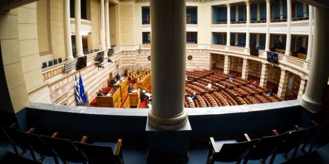 Κορυφώνεται στην Βουλή η κόντρα για την Παιδεία